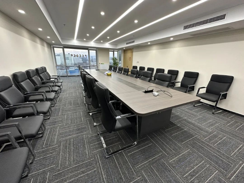 会议室里的椅子和桌子中度可信度描述已自动天生