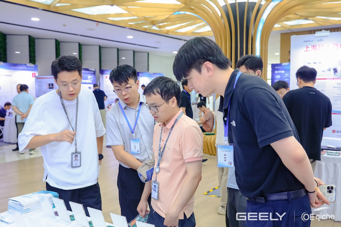 图片蕴含 人, 室内, 汉子, 站AI 天生的内容可能不正确。