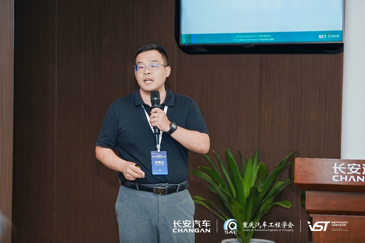 戴帽子的人在电视前AI 天生的内容可能不正确。