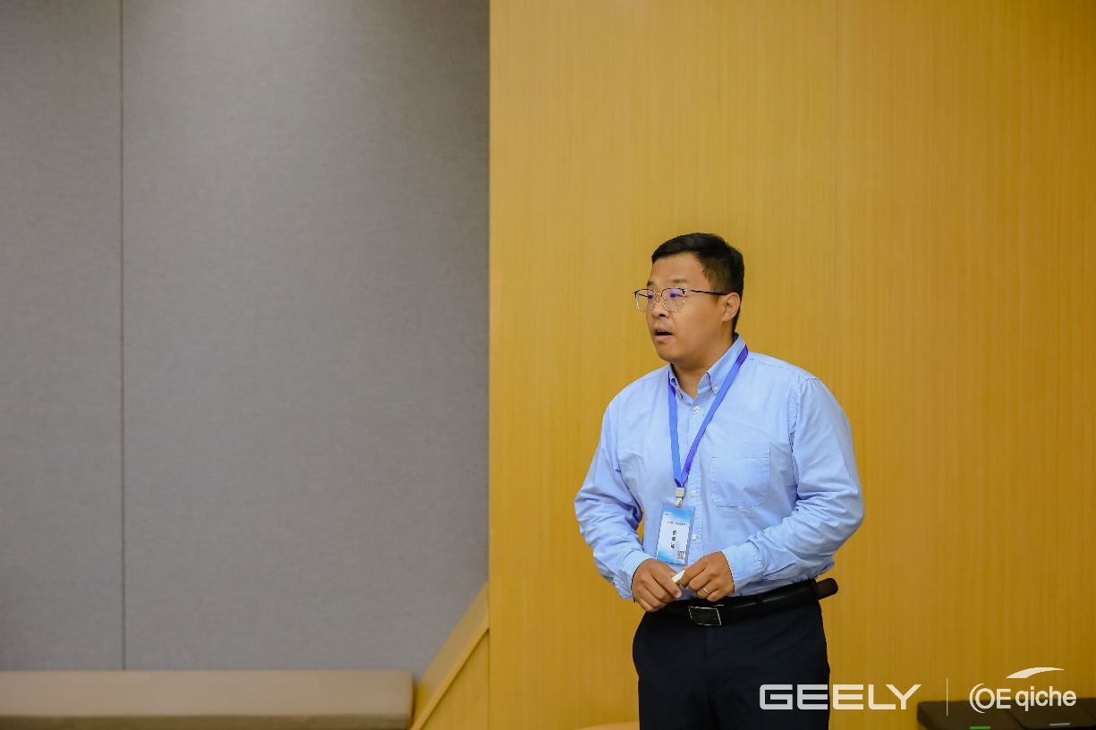 汉子站在房间里AI 天生的内容可能不正确。